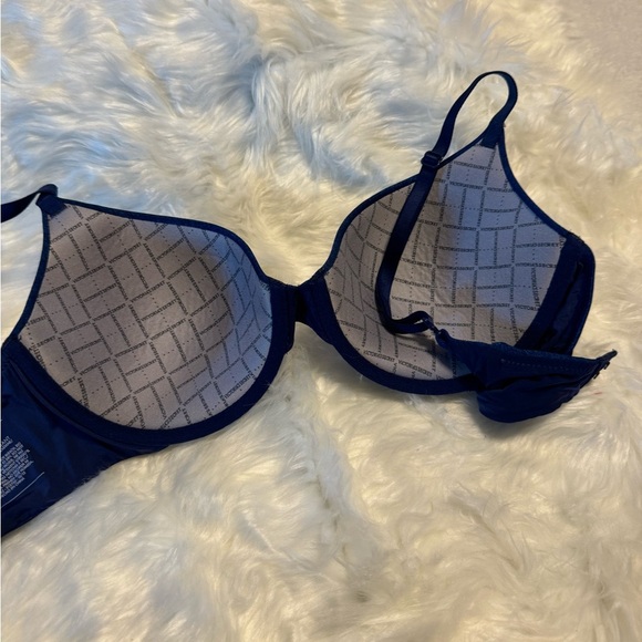 Dark Blue Victorias Secret Bra and Pantie - Picture 4 of 11